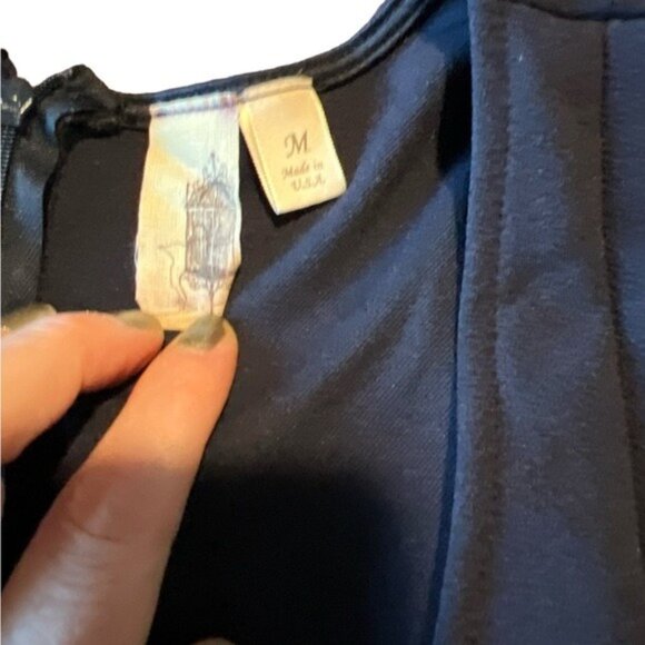 Francesca’s Coralie SCALLOPED DRESS Size M Navy Blue - Picture 4 of 6